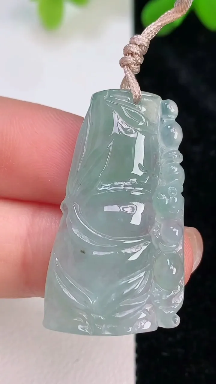 天然A货翡翠节节高升 竹节吊坠，尺寸34.4-19.7-4.4，重量:6.09g
7月10日