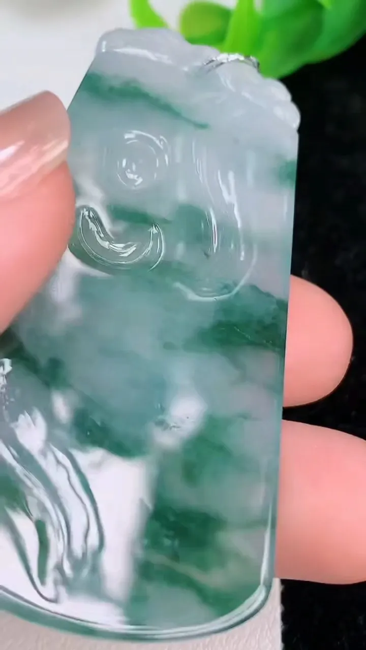 天然A货翡翠冰种飘花普贤菩萨吊坠，尺寸60.3-30.3-5.5，重量:21.42g
7月10日