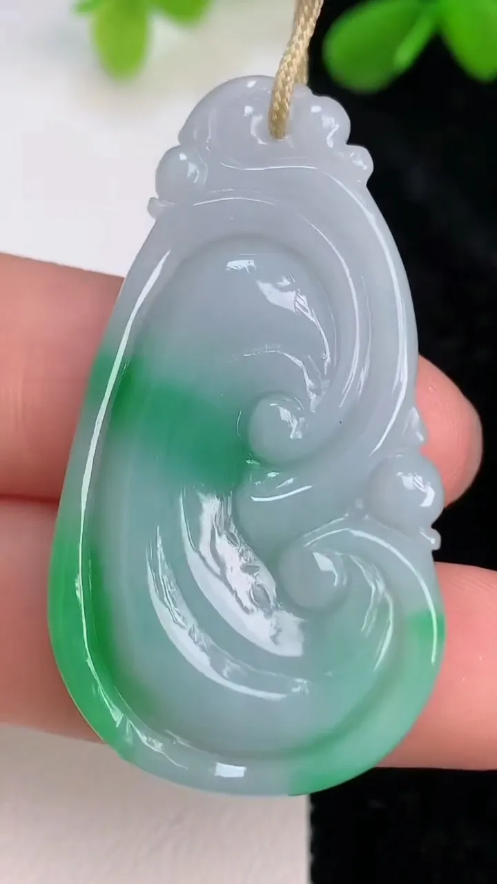 天然A货翡翠如意吊坠，尺寸4592-24-6，重量:11.00g
7月10日