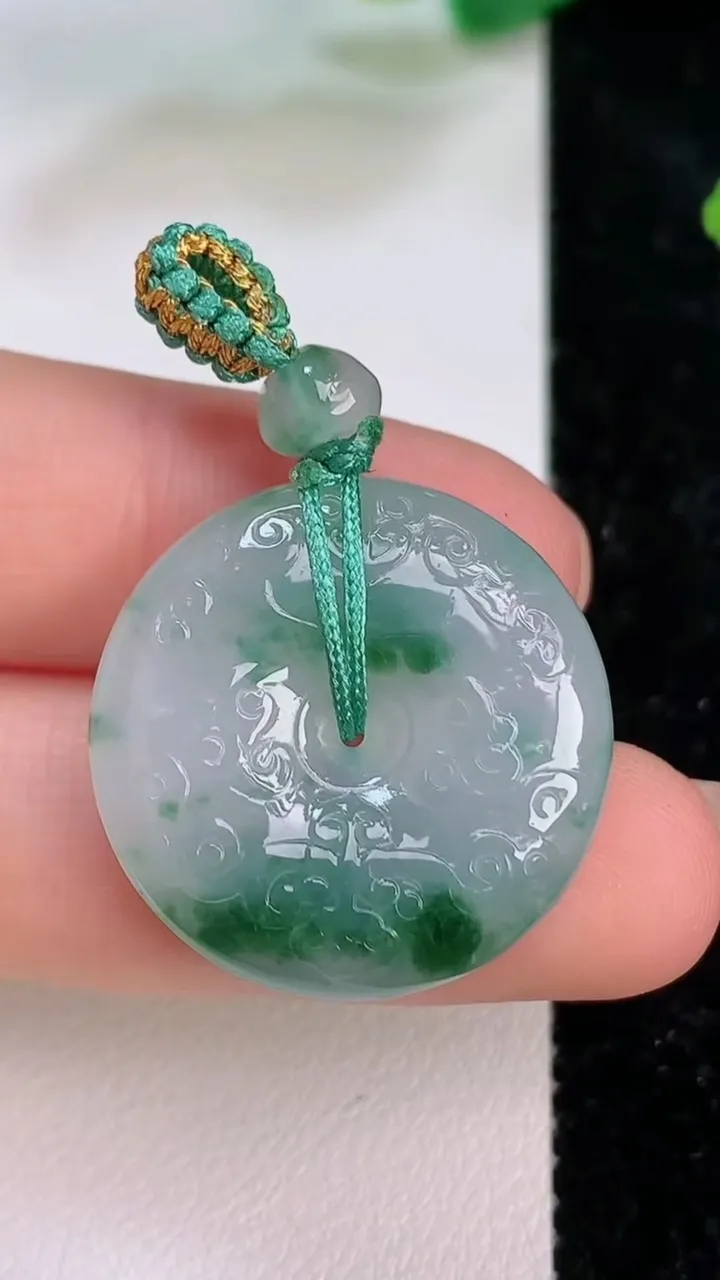 天然A货翡翠雕花平安扣吊坠，尺寸24.6-6，重量:7.82g
7月10日