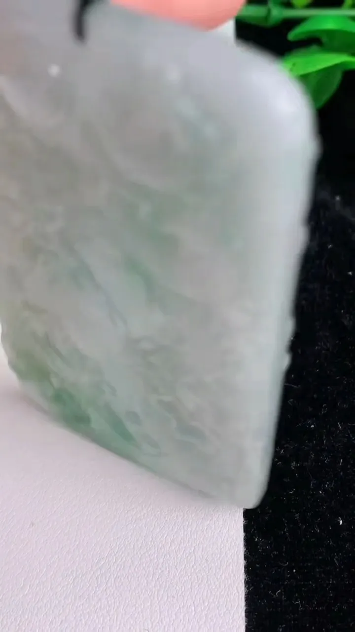 天然A货翡翠飘花九龙至尊 观音菩萨吊坠，尺寸78.8-44-7.2，重量:61.60g
7月10日