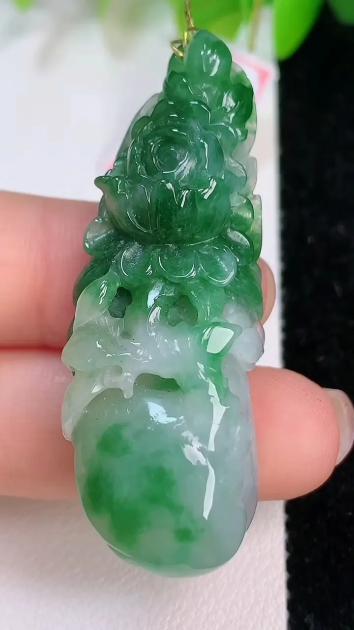 天然A货翡翠花开富贵吊坠，尺寸49.6-16.3-11，重量:16.09g
7月11日