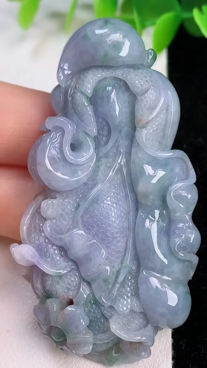 天然A货翡翠紫罗兰 飘花白菜吊坠，尺寸69-35-11.5，重:44.01g
7月11日