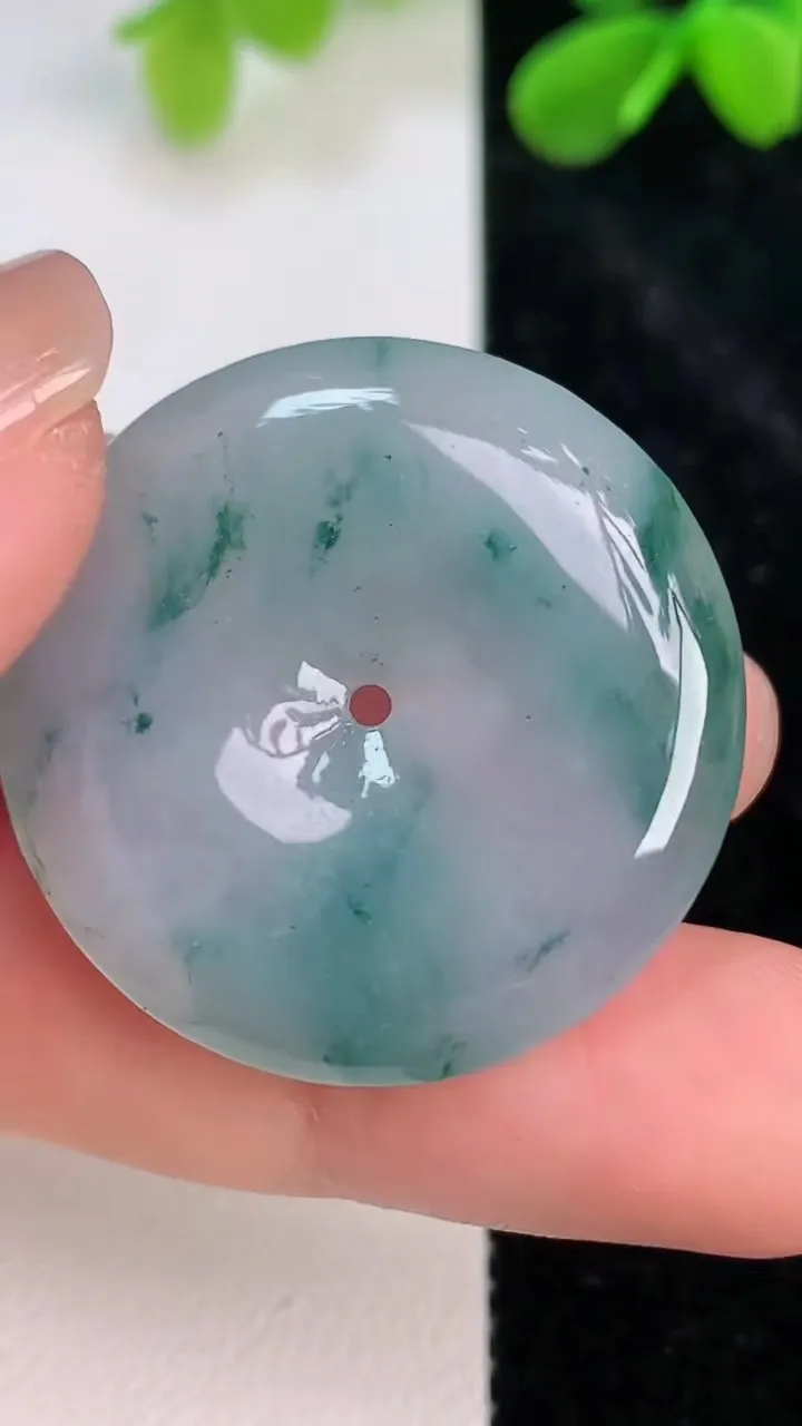 天然A货翡翠飘花平安扣吊坠，尺寸30.7-5.5，重量:11.01g
7月11日