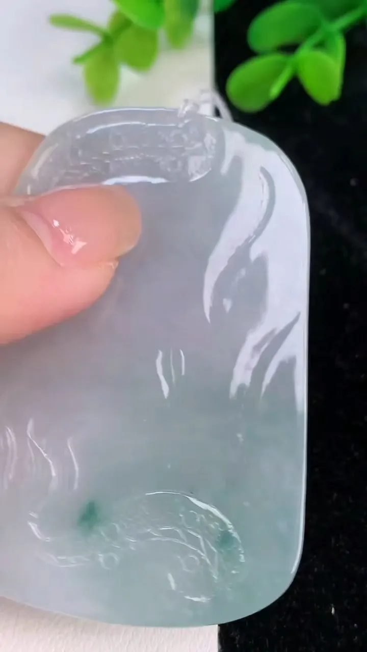 天然A货翡翠飘花御龙不动明王吊坠，尺寸63.2-45.3-5.4，重量:35.19g
7月11日