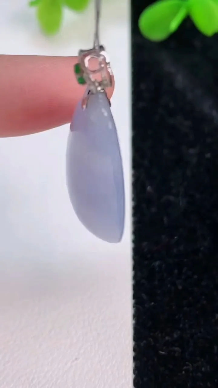 天然A货翡翠18k金紫罗兰飘花福瓜吊坠，尺寸33.6-18.5-8，重量:8.80g
7月11日