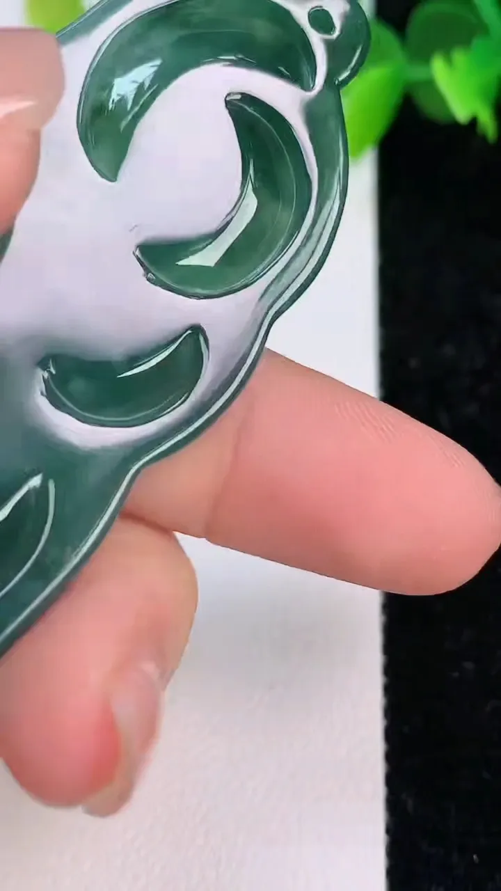 天然A货翡翠蓝水祥龙观音菩萨吊坠，尺寸69-37.6-6.3，重:24.72g
7月11日
