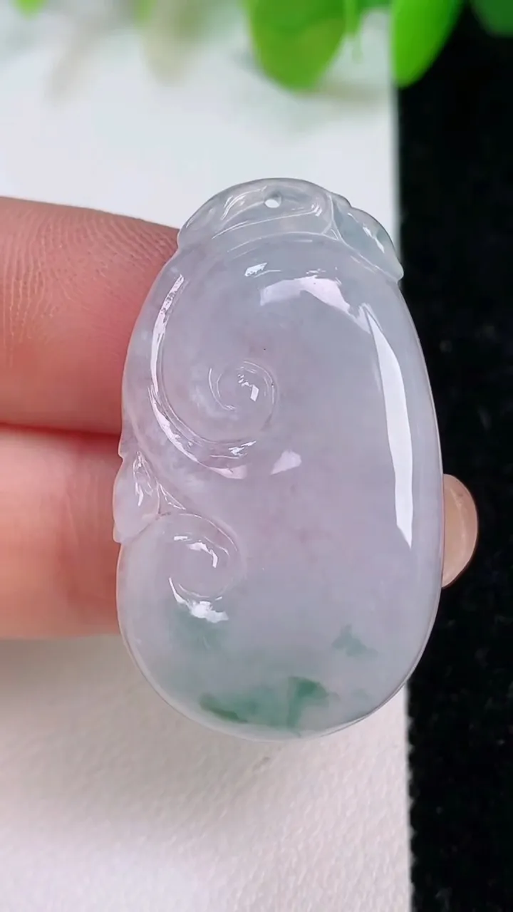 天然A货翡翠飘花如意吊坠，尺寸35-20.6-5，重量:7.44g
7月11日