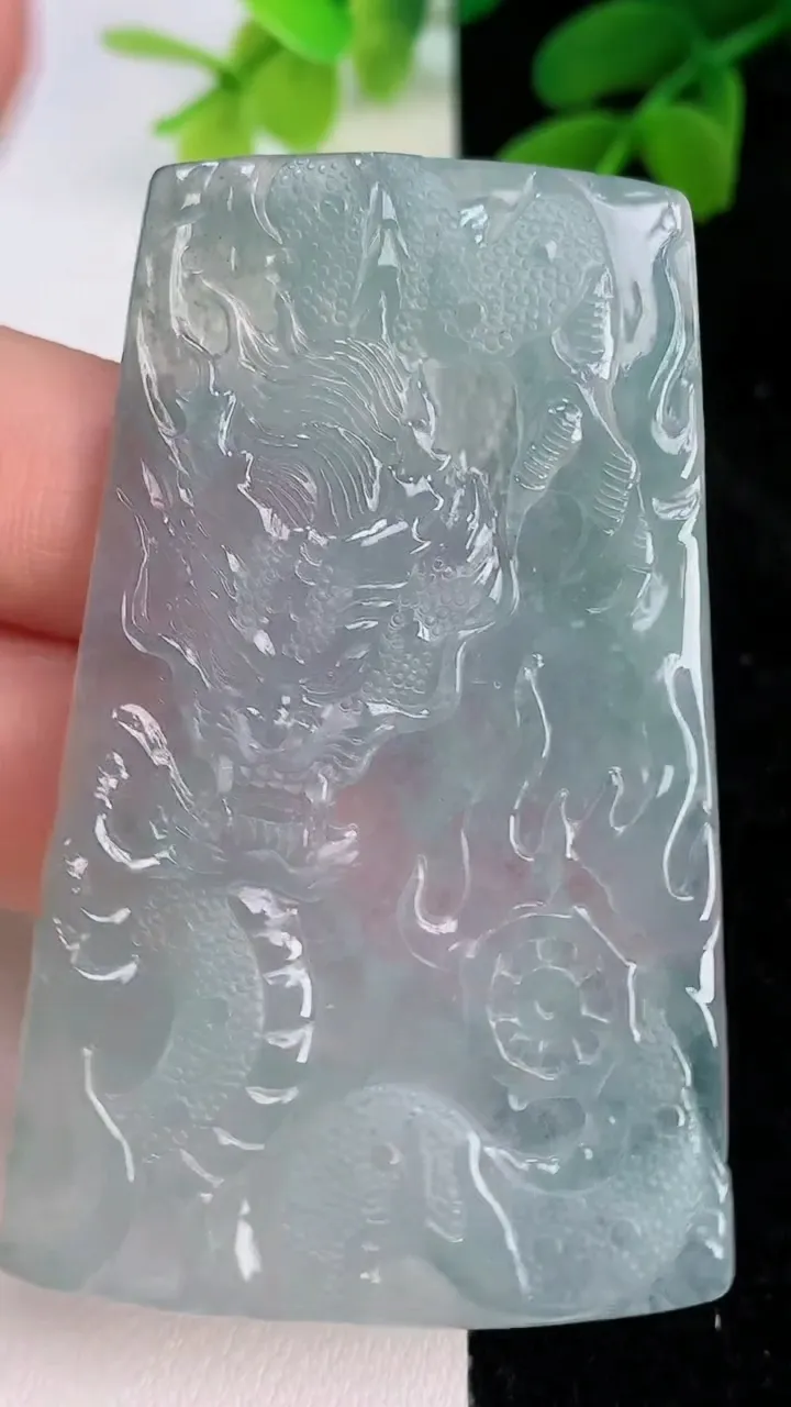 天然A货翡翠龙牌吊坠，尺寸61.6-38.8-4.4，重量:27.09g
7月11日