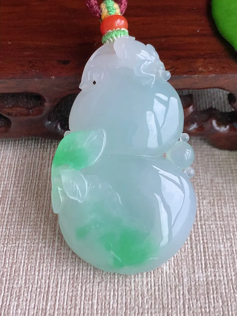 天然A货翡翠飘绿大葫芦吊坠尺寸50.6×30.5×9.6m量31.34g 0710