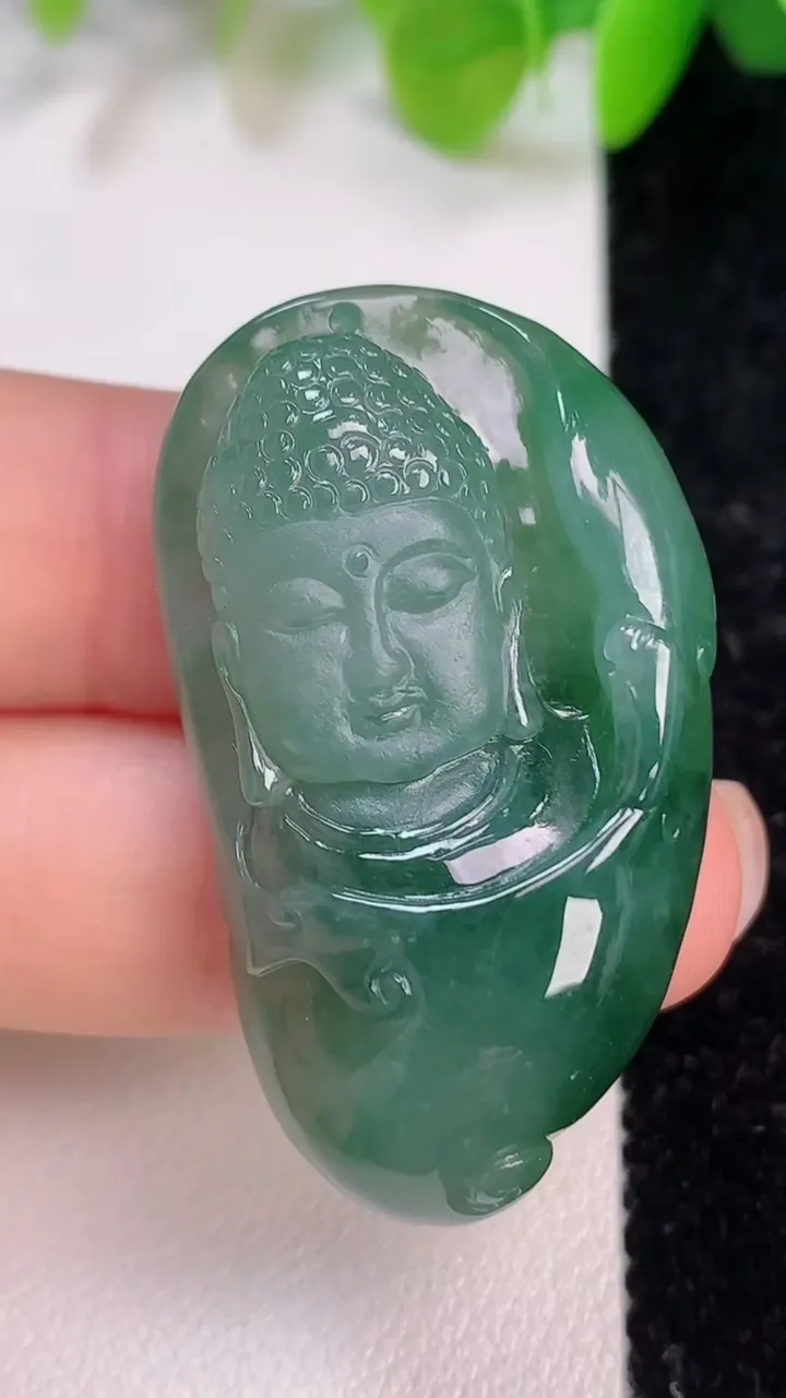 天然A货翡翠佛头吊坠，尺寸39.7-23-10，重量:18.67g
7月11日