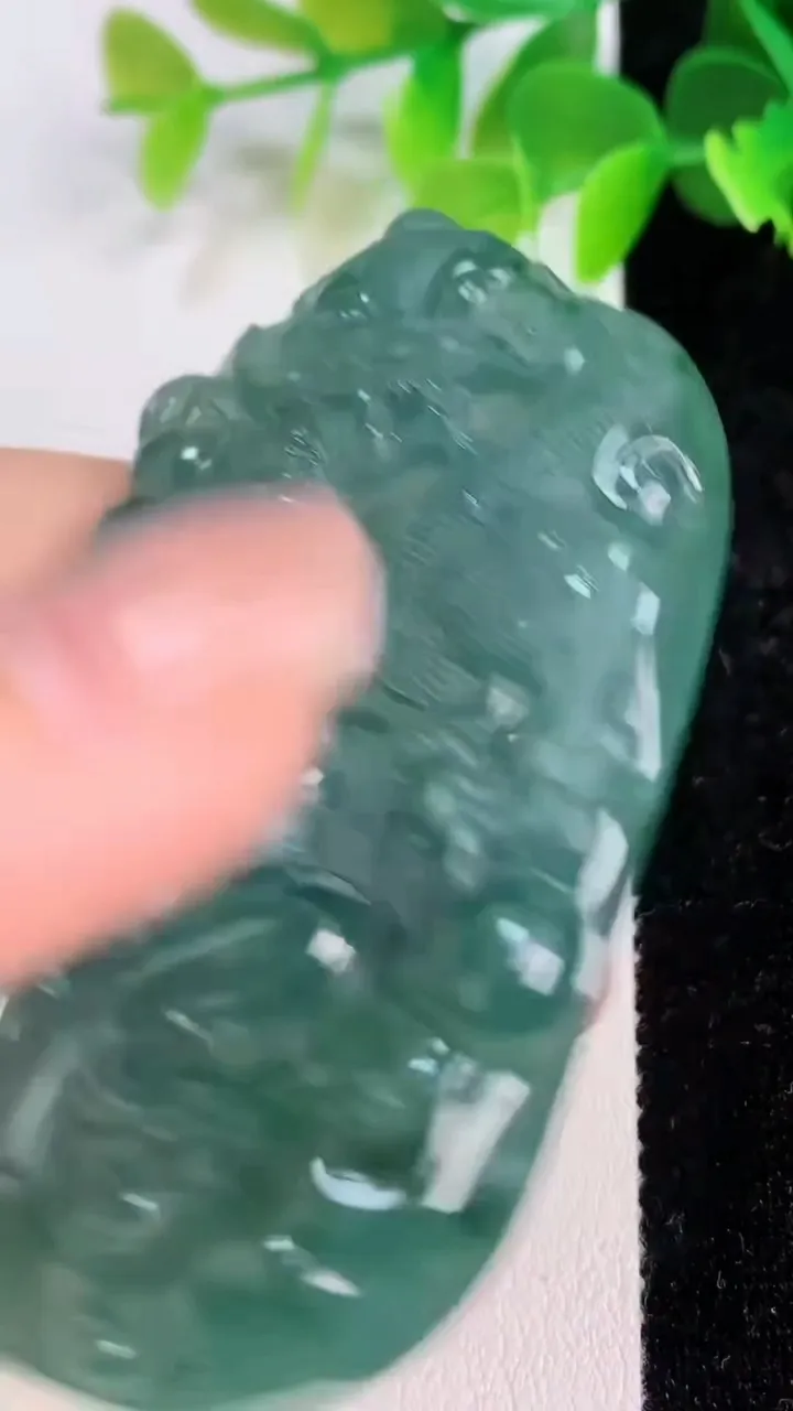 天然A货翡翠蓝水双彩祥龙观音菩萨吊坠，尺寸73-42-7.2，重:47.93g
7月11日