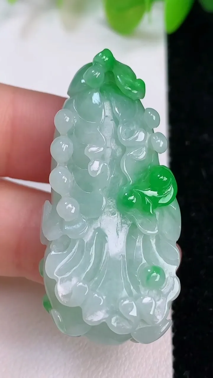 天然A货翡翠白菜吊坠，尺寸44.3-20.6-9.7，重量:19.06g
7月11日