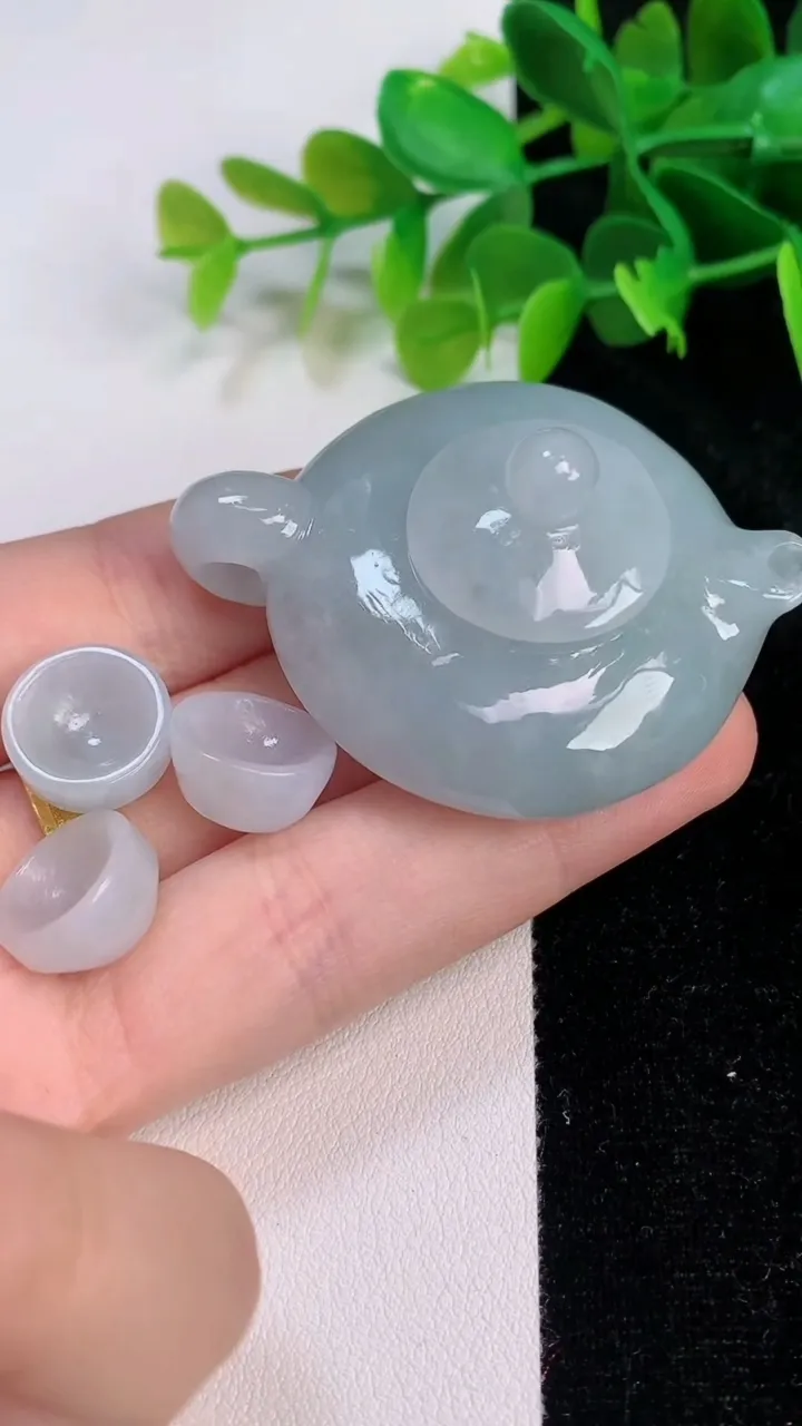 天然A货翡翠飘花茶壶套装，尺寸51-40.7-22，重量:g
7月11日