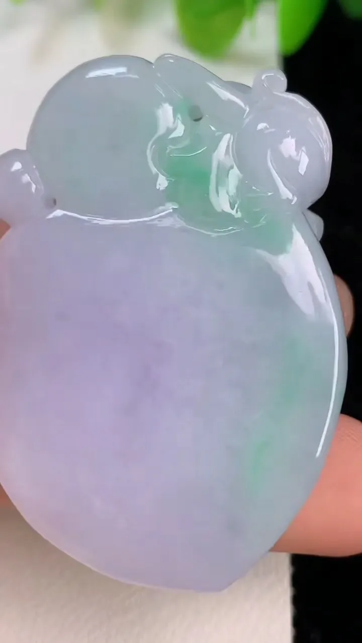 天然A货翡翠寿桃吊坠，尺寸44.8-31.7-10.2，重量:31.26g
7月11日