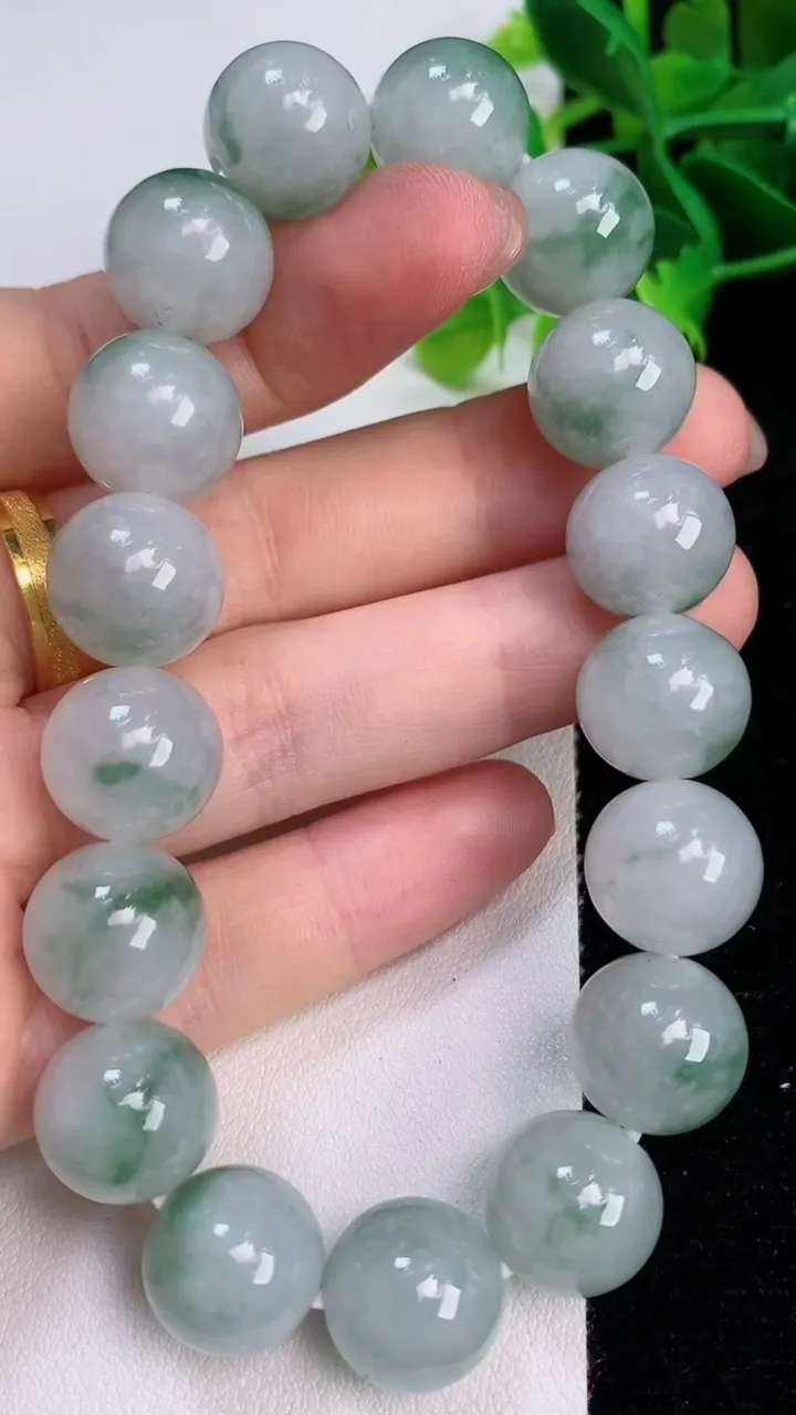 天然A货翡翠货飘花圆珠手串17颗，尺寸12.5，重:62.02g7月11日
工厂直销收藏佳品,种好水足，色泽均匀，有种有色，上手高大气！