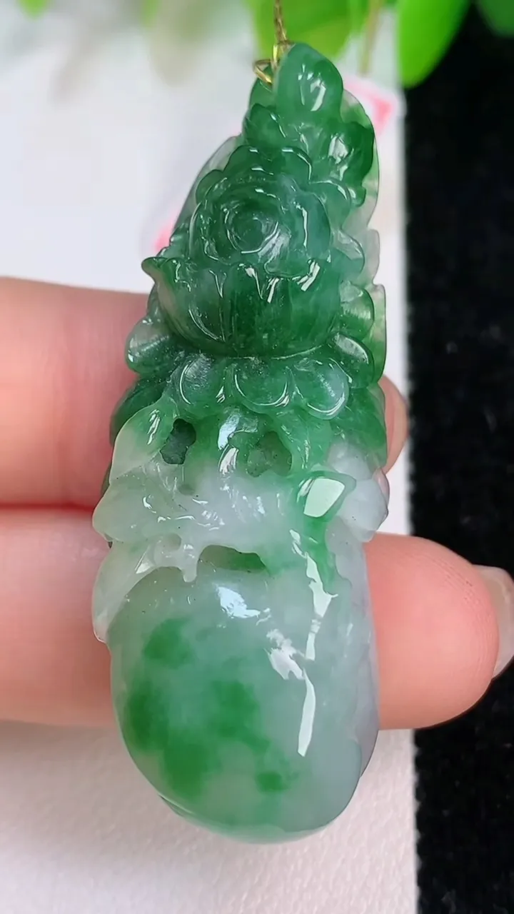 天然A货翡翠花开富贵吊坠，尺寸49.6-16.3-11，重量:16.09g
7月11日