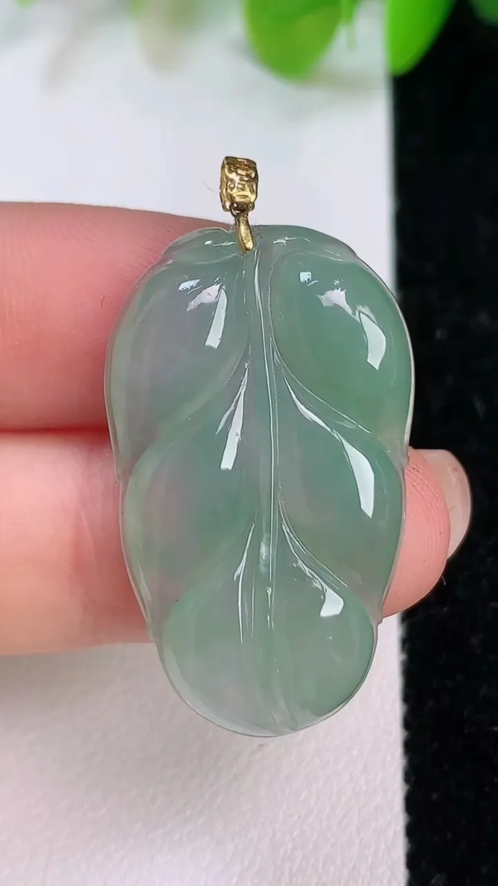 天然A货翡翠金枝玉叶 叶子吊坠，尺寸32.4-19-4.4，重量:5.44g
7月11日