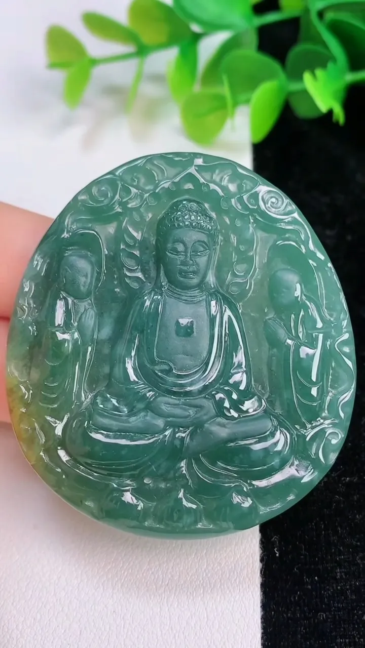 天然A货翡翠双彩大日如来吊坠，尺寸53-48.2-5.7，重量:24.01g
7月11日