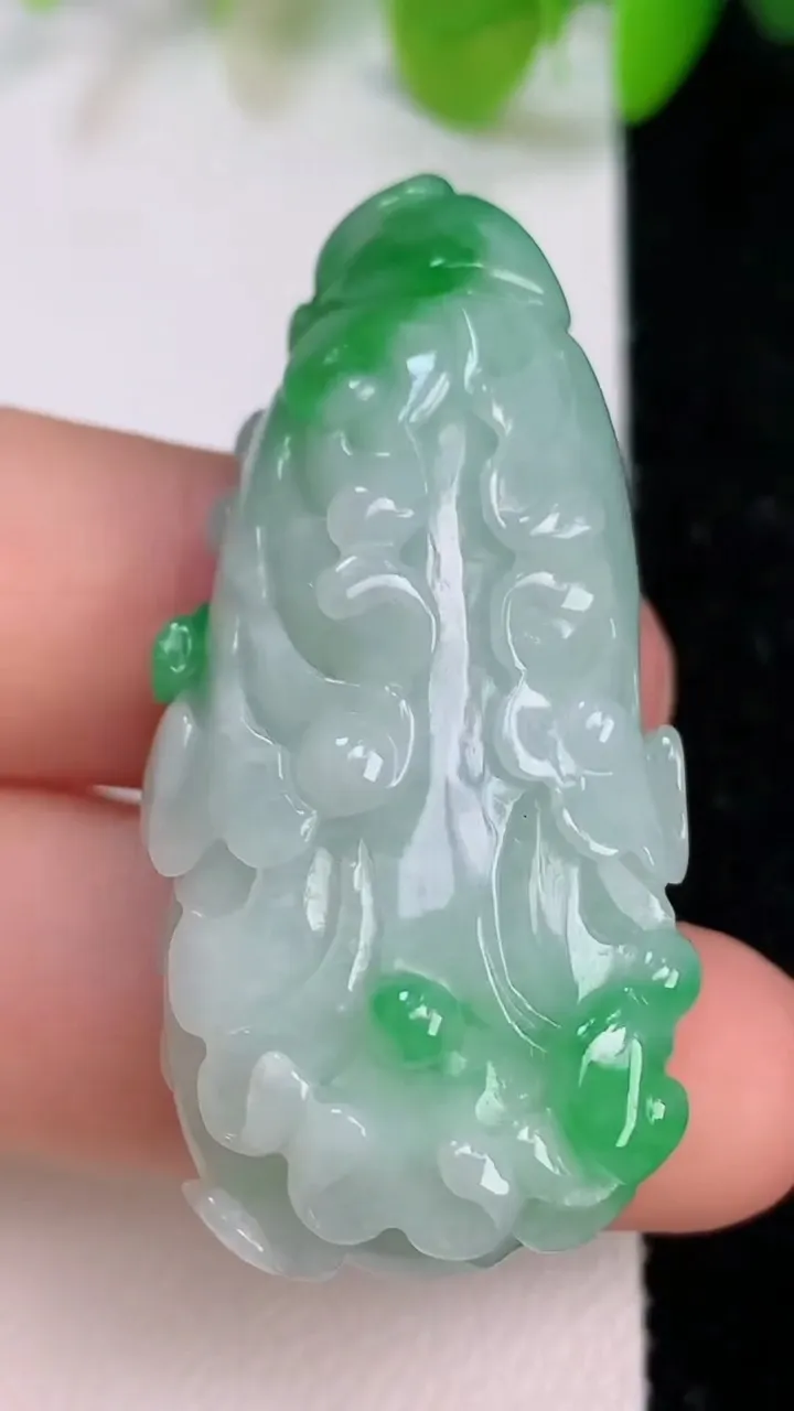 天然A货翡翠白菜吊坠，尺寸44.3-20.6-9.7，重量:19.06g
7月11日