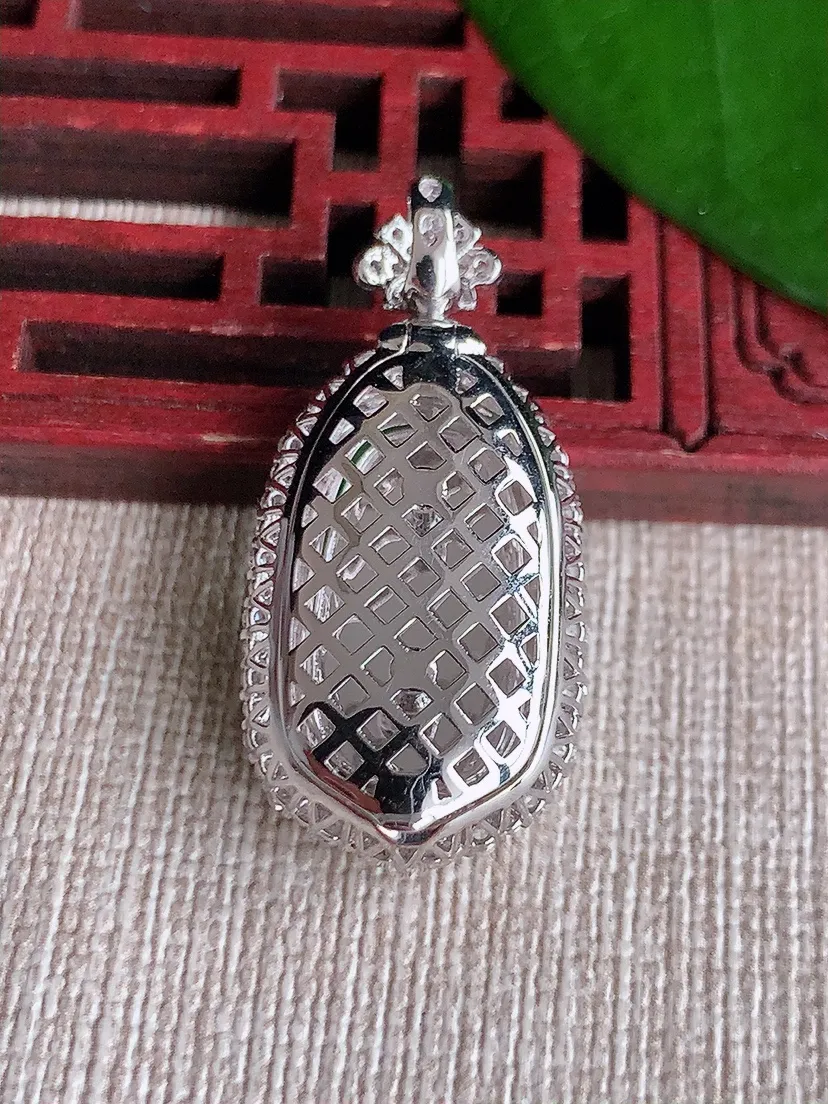天然A货翡翠18K金伴阳绿如意吊坠尺寸32.8×15.8×10裸石20.3×12.7m量5.90g 