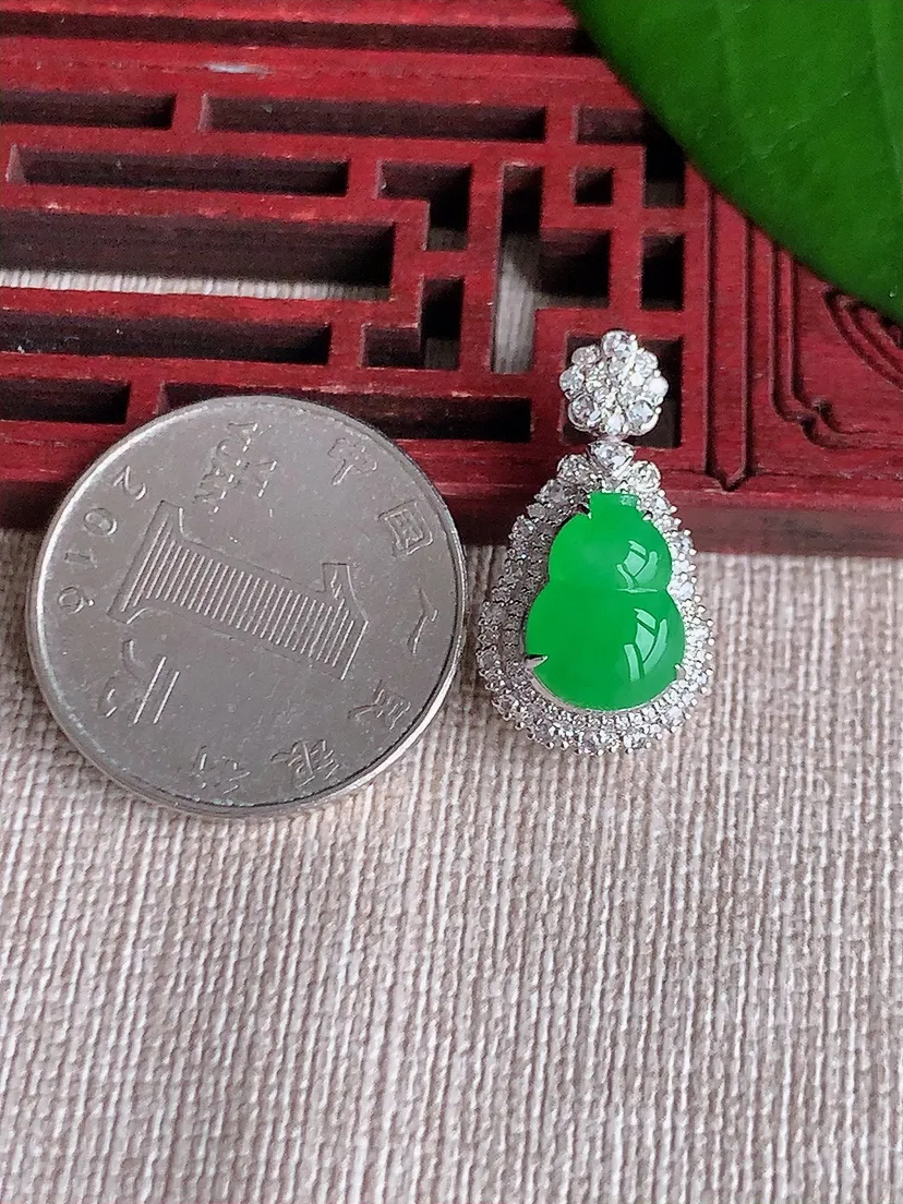 天然A货翡翠18K金伴阳绿葫芦吊坠尺寸23.6×12.7×10.7裸石11.5×8.4m量3.29g 0710