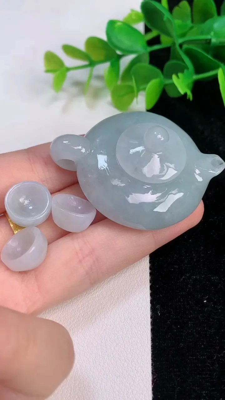 天然A货翡翠飘花茶壶套装，尺寸51-40.7-22，重量:g
7月11日