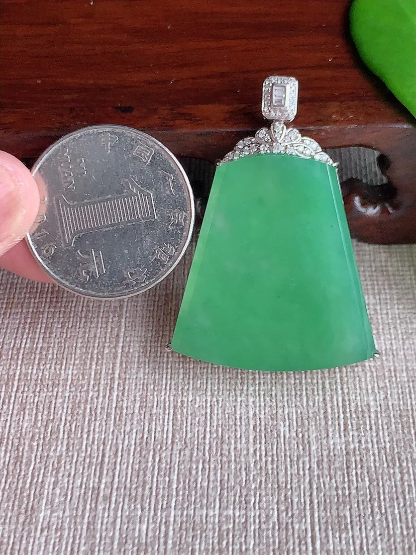 天然A货翡翠18K金伴满绿无事牌吊坠尺寸41.7×30. .3×28×6.8m量11.96g 0710