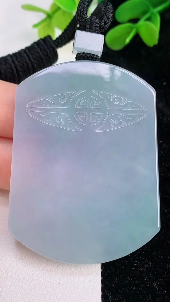 天然A货翡翠春带彩紫罗兰仿古无事牌吊坠，尺寸57-43-5.6，重量:44.08g
7月11日