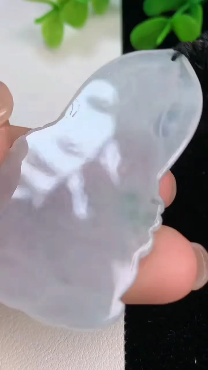 天然A货翡翠大势至观音菩萨吊坠，尺寸58.7-33.8-5.3，重量:19.80g
7月11日