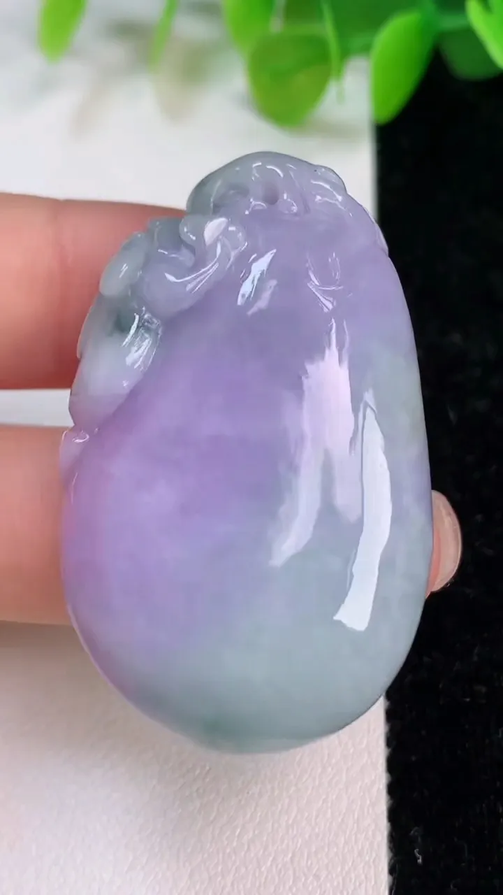 天然A货翡翠春带彩紫罗兰福瓜吊坠，尺寸44.8-27.3-10.8，重量:26.51g
7月11日