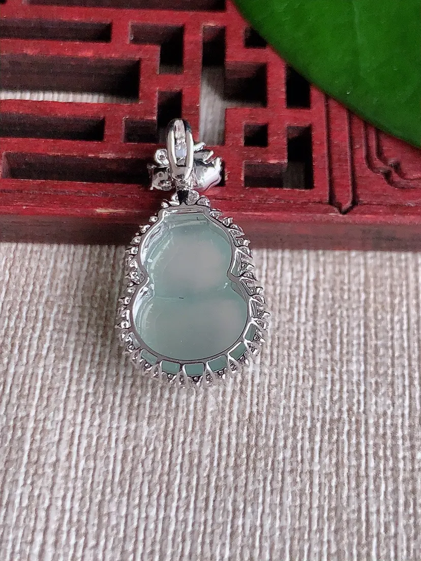 天然A货翡翠18K金伴晴水葫芦吊坠尺寸26.3×14×8裸石15.2×11.2m量2.88g 071