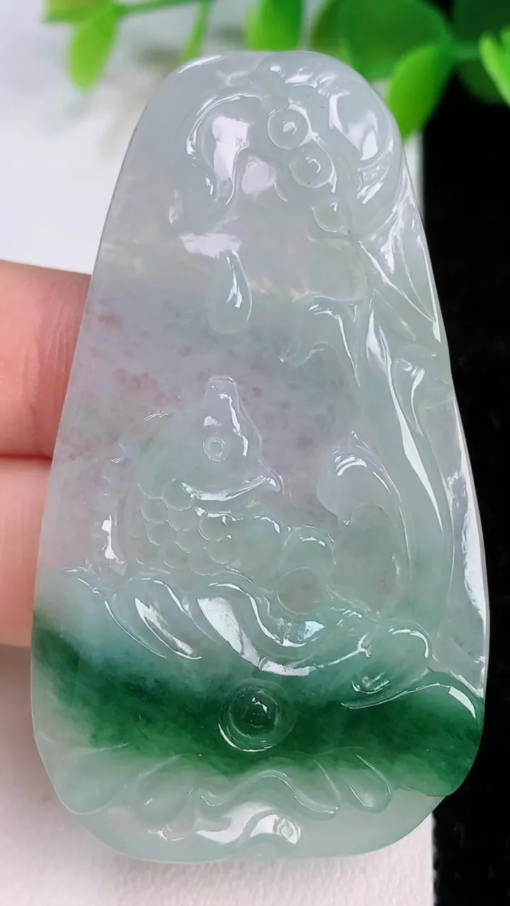 天然A货翡翠荷叶鱼吊坠，尺寸60-34.3-5.3，重:18.45g
7月11日
