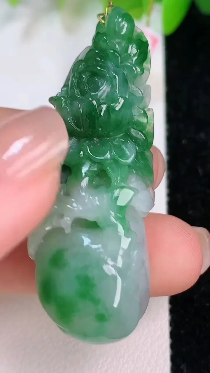 天然A货翡翠花开富贵吊坠，尺寸49.6-16.3-11，重量:16.09g
7月11日