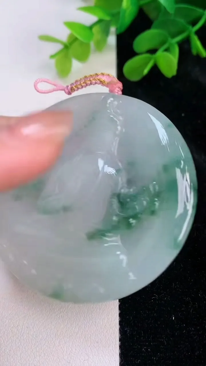 天然A货翡翠大势至观音菩萨吊坠，尺寸56.6-4.6，重量:34.37g
7月11日