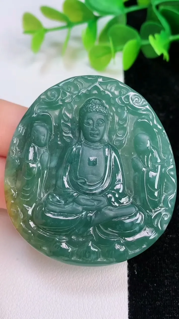 天然A货翡翠双彩大日如来吊坠，尺寸53-48.2-5.7，重量:24.01g
7月11日