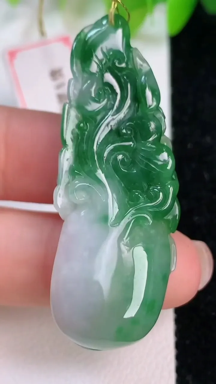 天然A货翡翠花开富贵吊坠，尺寸49.6-16.3-11，重量:16.09g
7月11日
