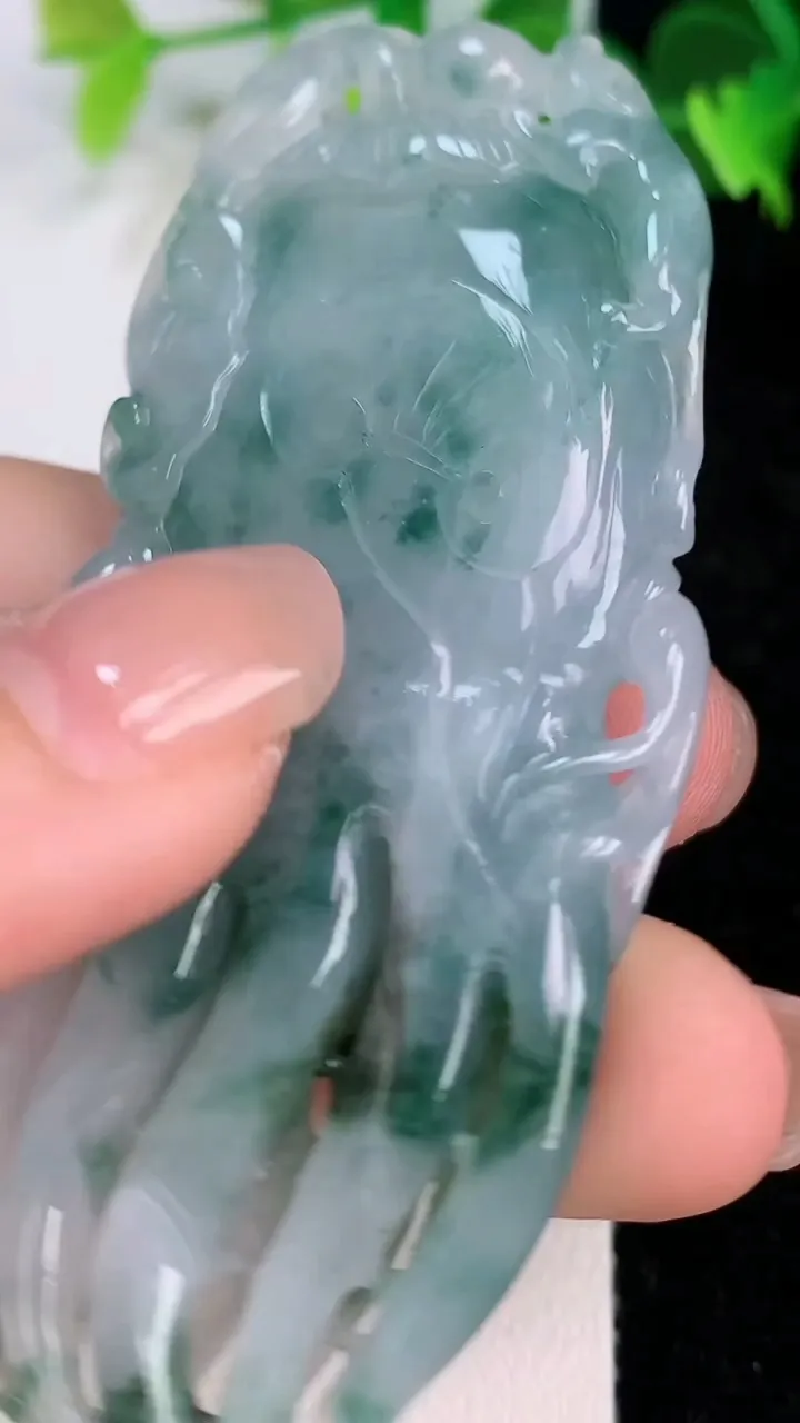 天然A货翡翠飘花佛手瓜吊坠，尺寸70-29-10，重:40.23g
7月11日