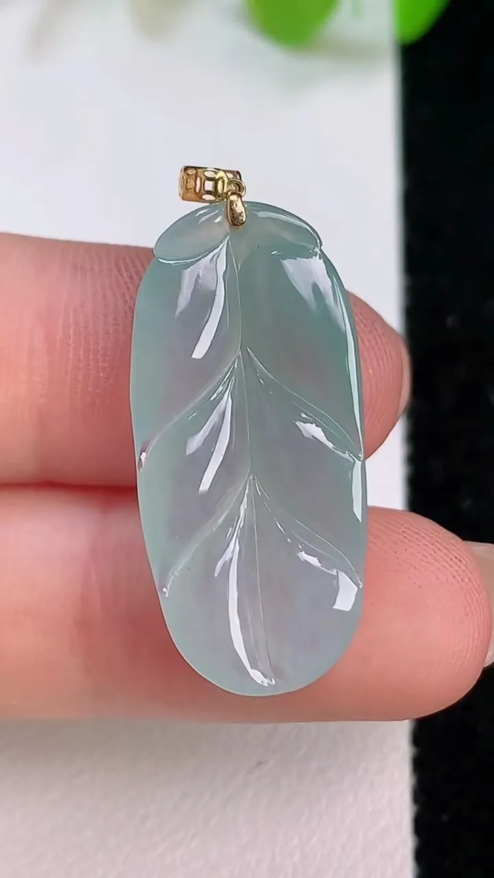 天然A货翡翠金枝玉叶 叶子吊坠，尺寸28-13.6-5，重量:3.32g
7月11日
