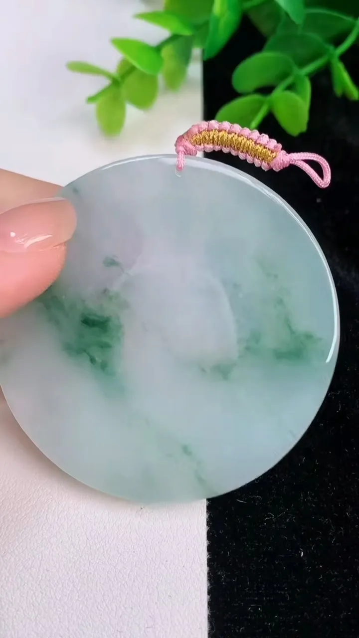 天然A货翡翠大势至观音菩萨吊坠，尺寸56.6-4.6，重量:34.37g
7月11日