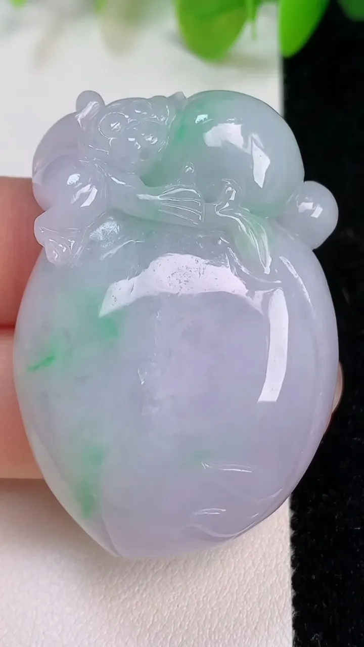 天然A货翡翠寿桃吊坠，尺寸44.8-31.7-10.2，重量:31.26g
7月11日