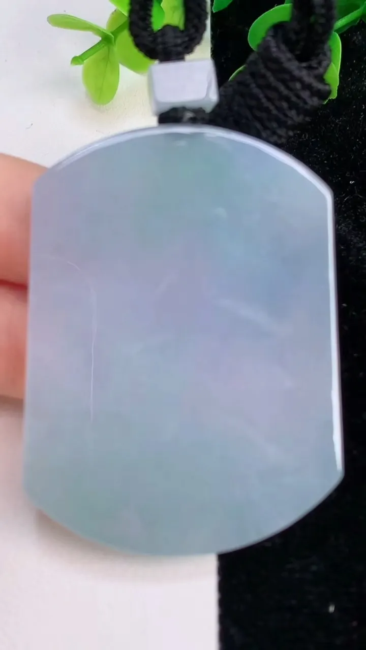 天然A货翡翠春带彩紫罗兰仿古无事牌吊坠，尺寸57-43-5.6，重量:44.08g
7月11日