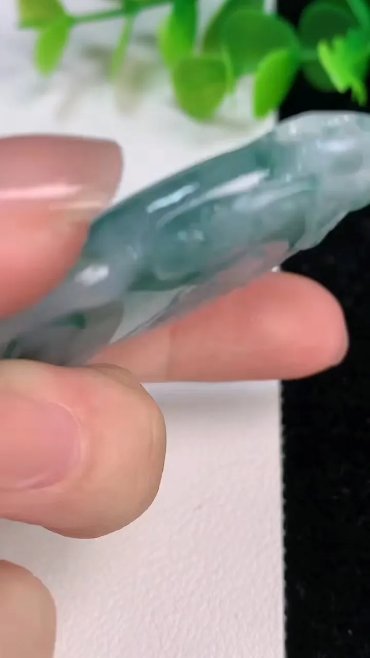 天然A货翡翠飘花佛手瓜吊坠，尺寸70-29-10，重:40.23g
7月11日