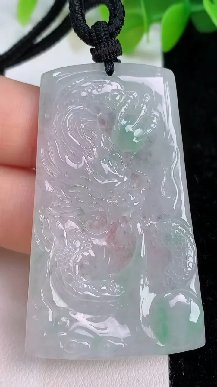天然A货翡翠龙牌吊坠，尺寸53-30.6-3.8，重量:18.92g
7月11日