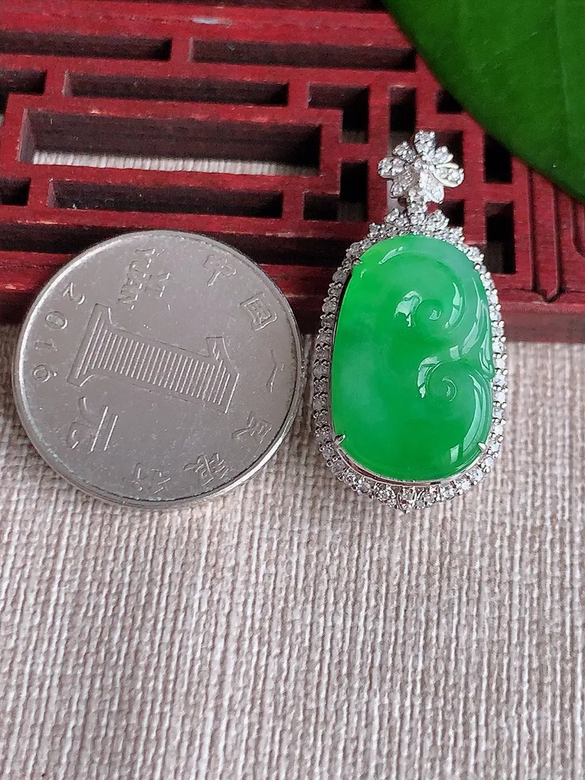 天然A货翡翠18K金伴阳绿如意吊坠尺寸32.8×15.8×10裸石20.3×12.7m量5.90g 0710
