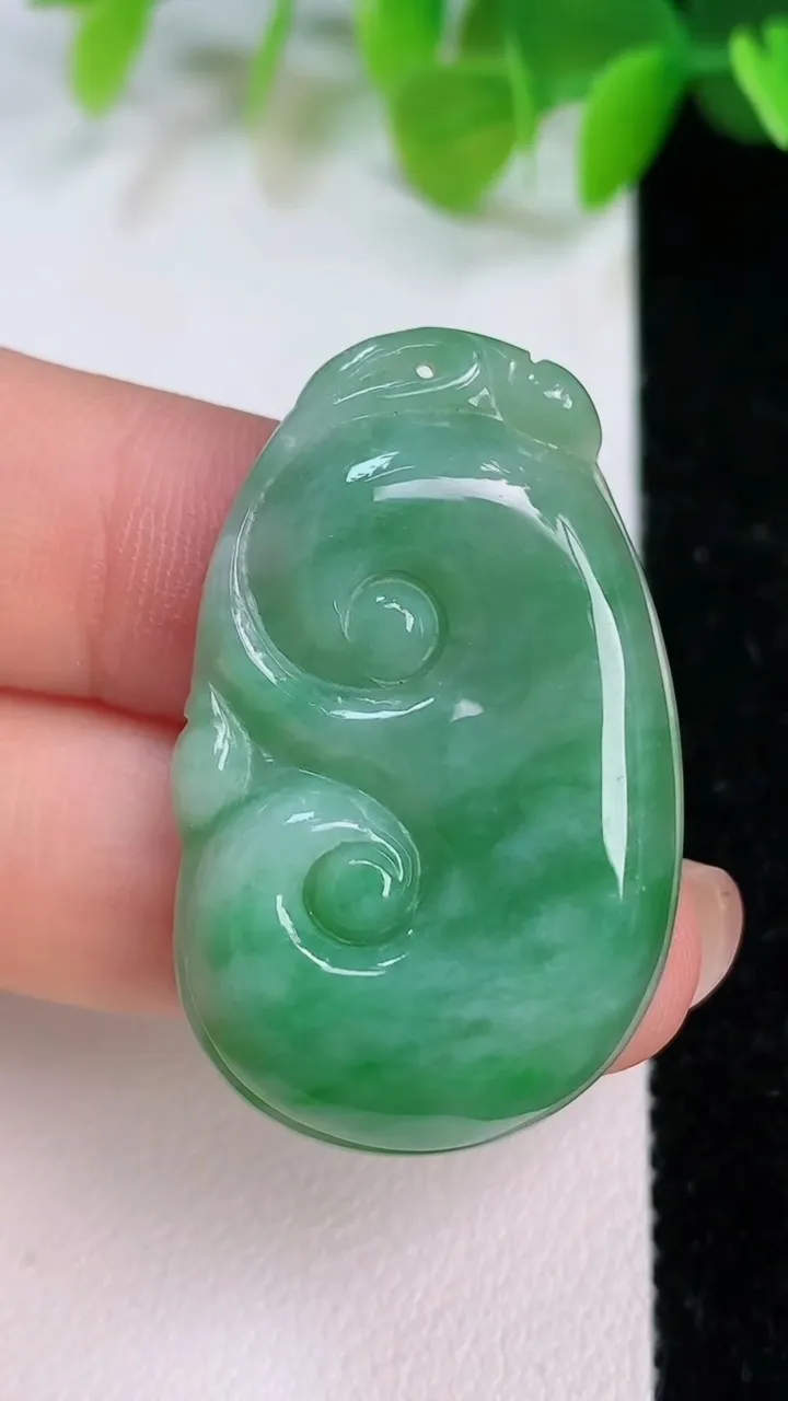 天然A货翡翠如意吊坠，尺寸37.2-23.2-5.2，重:8.52g
7月11日