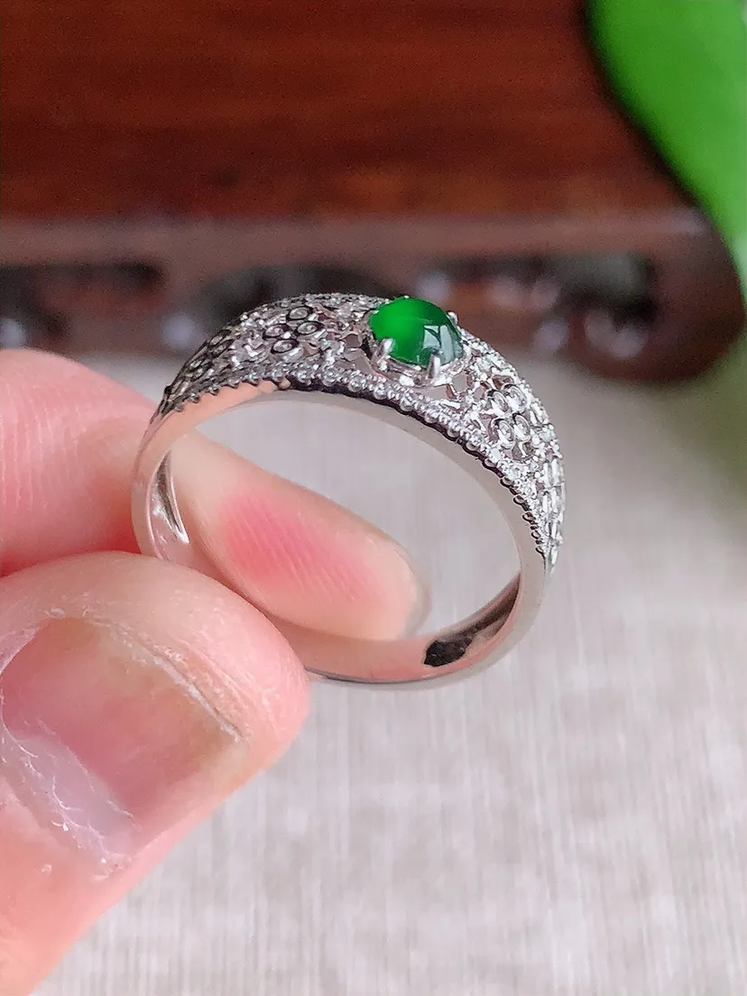 天然A货翡翠18K金伴钻镶嵌满绿蛋面戒指 圈口17.5裸石尺寸3.8mm 重量2.35g 0710