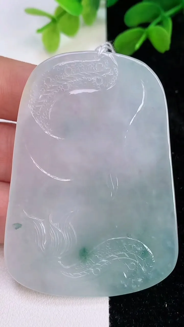 天然A货翡翠飘花御龙不动明王吊坠，尺寸63.2-45.3-5.4，重量:35.19g
7月11日
