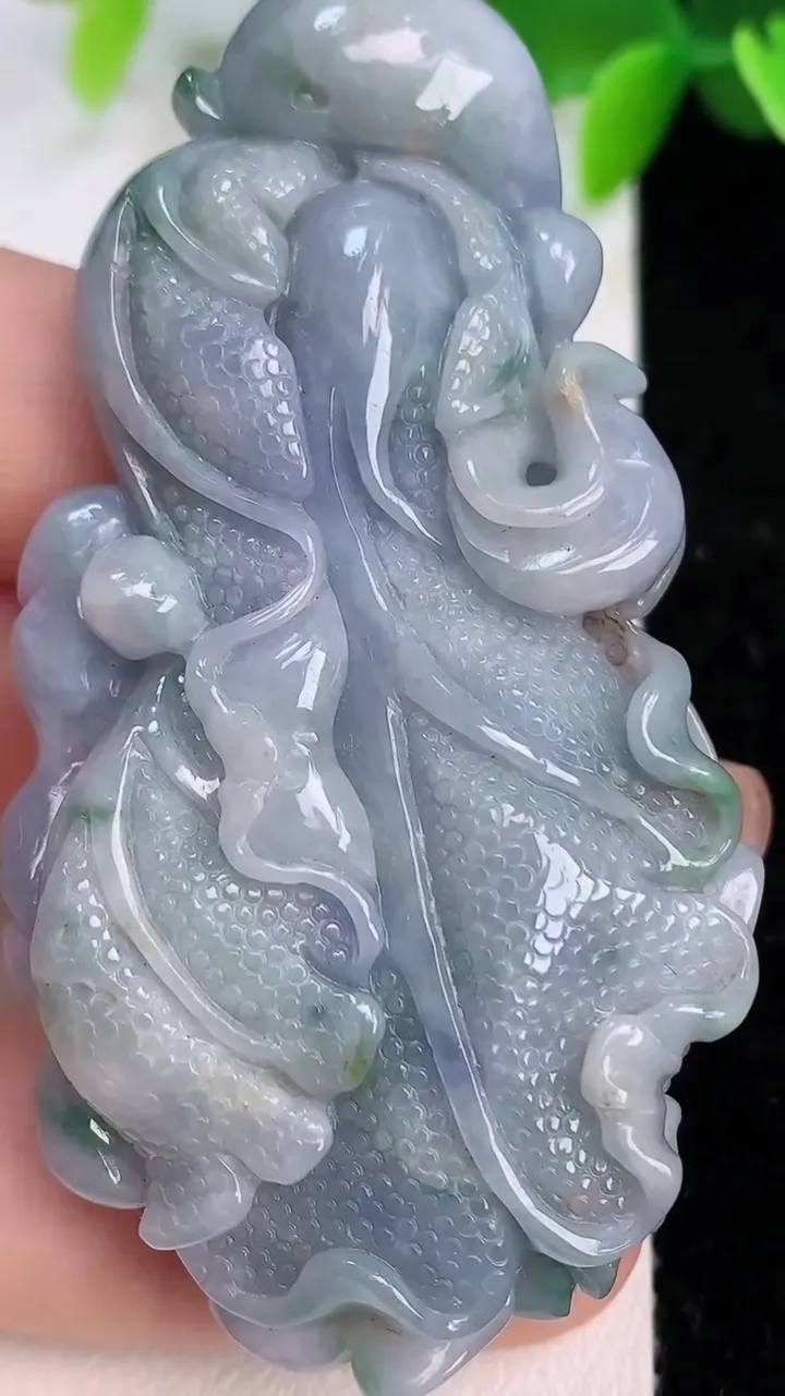 天然A货翡翠紫罗兰 飘花白菜吊坠，尺寸69-35-11.5，重:44.01g
7月11日