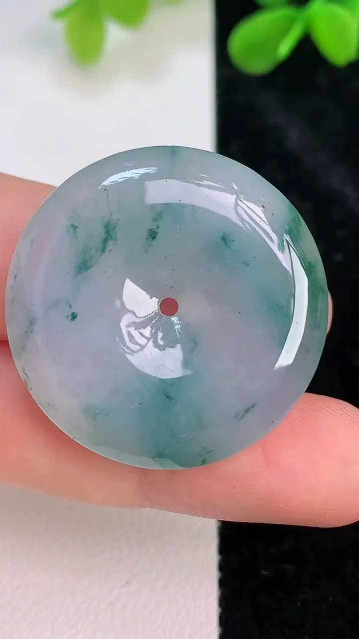 天然A货翡翠飘花平安扣吊坠，尺寸30.7-5.5，重量:11.01g
7月11日